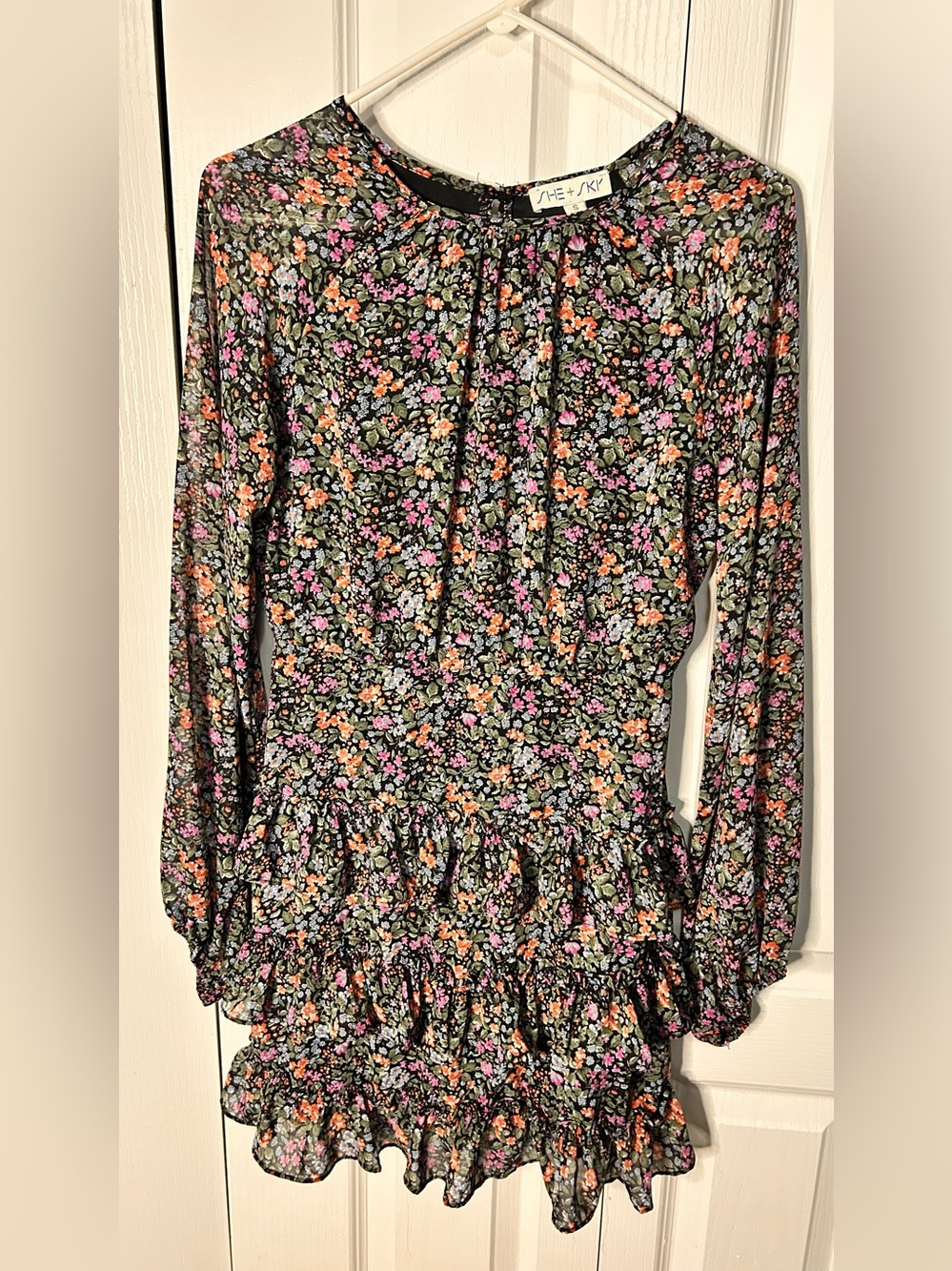 She + Sky Women’s Size Small Floral Black Long-Sleeve Tiered Mini Dress Keyhole